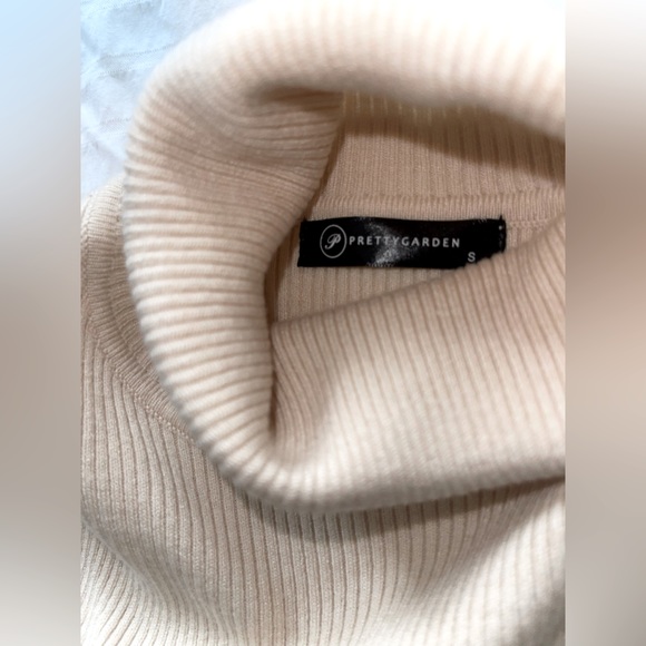 NWOT Women’s Turtleneck Knit Sweater - Picture 7 of 7